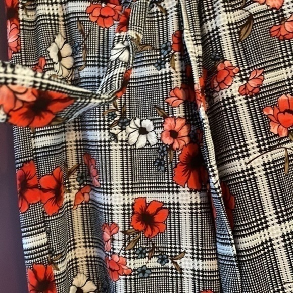 New Plus Size Hot Kiss Dark Checkered Floral Pants Flare Legs Size 1X - Picture 4 of 6